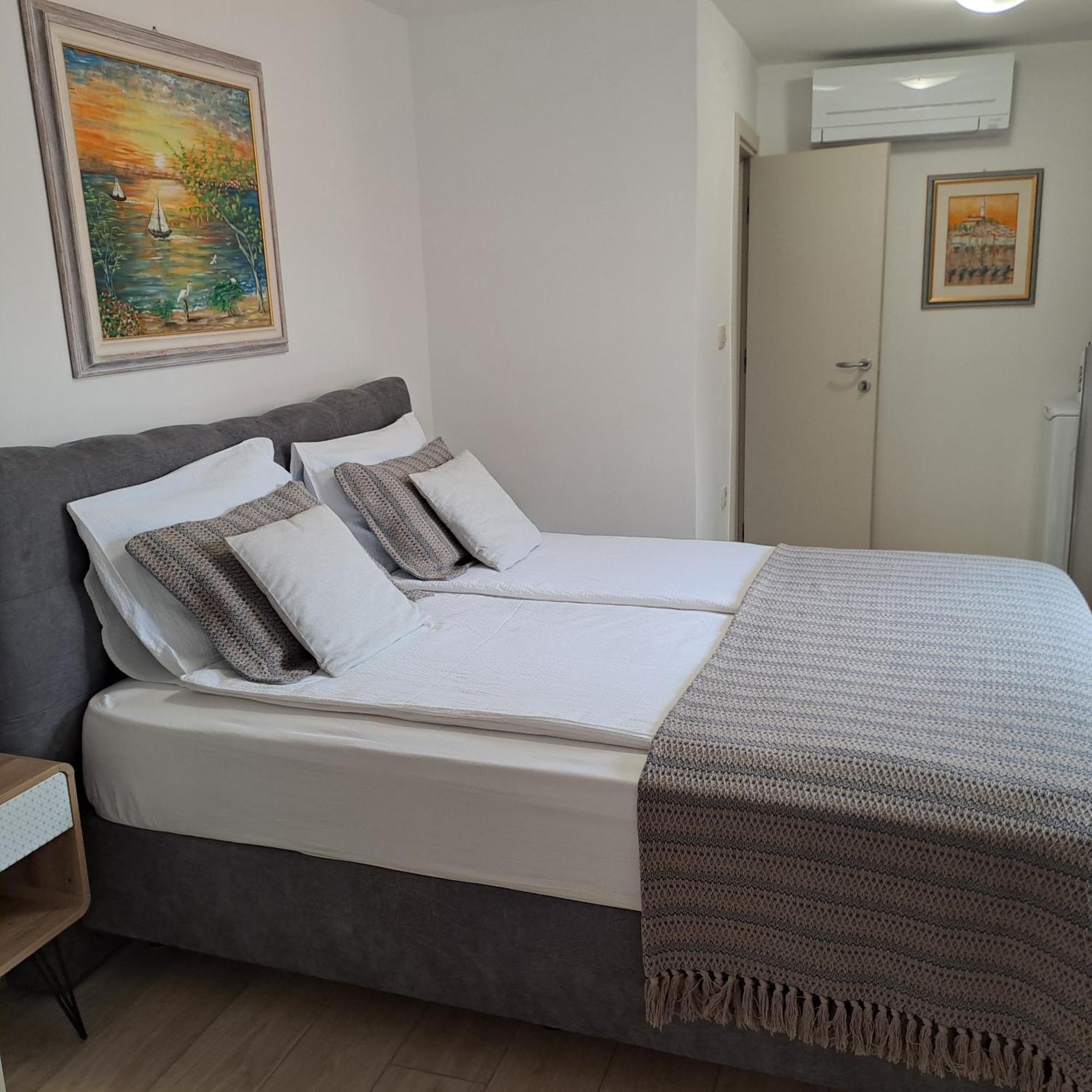 Apartment Lino - City Center Ровінь Екстер'єр фото